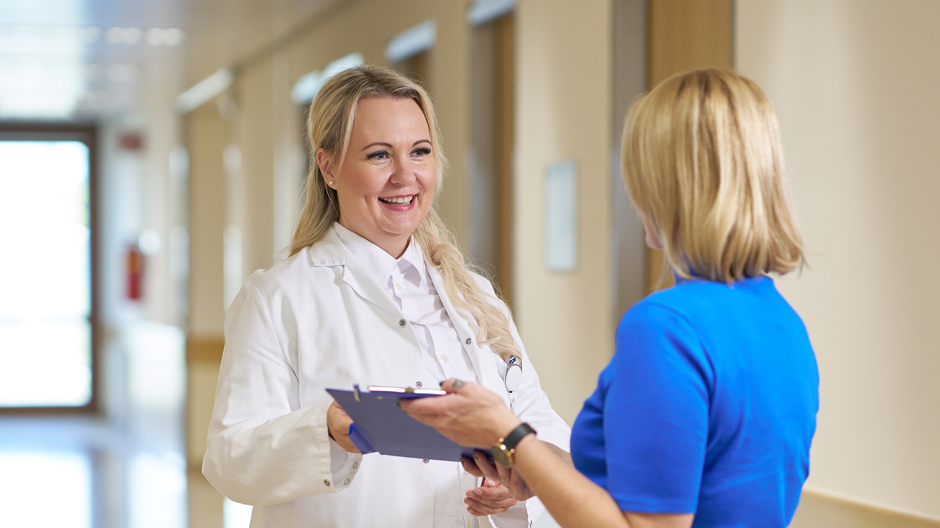 Visiten und Patientengespräche pflegen den Kontakt zwischen Patientinnen und Patienten und Ärztinnen und Ärzten